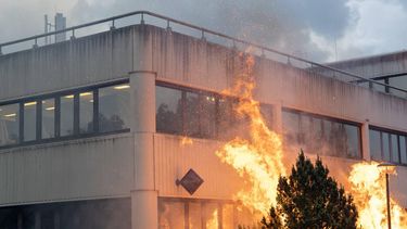 LOOSDRECHT - Bij de noodopvang voor asielzoekers in Loosdrecht is tijdens een anti-azc-demonstratie brand uitgebroken. Demonstranten hebben fakkels en vuurwerk op het terrein van het gebouw gegooid. MIZZLE MEDIA / ANP