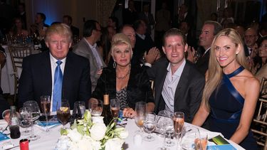 Een foto van Donald, Ivana en Eric Trump.
