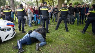 ZEVENAAR - Politie houdt klimaatactivisten van Extinction Rebellion tegen die proberen de snelweg A12 te blokkeren. De activisten willen dat het kabinet stopt met 'subsidiëring van fossiele brandstoffen'. JOSH WALET / ANP