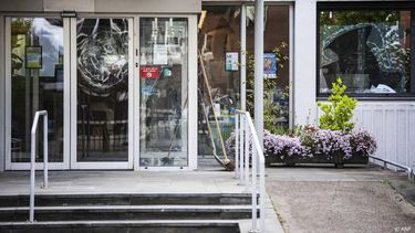 LOOSDRECHT - Vernielingen aan het gemeentehuis van Loosdrecht. In de gemeente Wijdemeren werd de afgelopen tijd meermaals gedemonstreerd tegen het besluit om asielzoekers tijdelijk op te vangen in het gemeentehuis. FREEK VAN DEN BERGH / ANP
