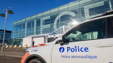 epa12510162 An Air Police car outside Liege Airport terminal, Belgium, 07 November 2025. Belgium's air traffic control service Skeyes announced a 30-minute interruption of air traffic at Liege Airport on 07 November following a new drone sighting. Flights have resumed again, a spokesperson of the air traffic controller said.  EPA/OLIVIER HOSLET