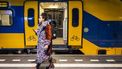 AMSTERDAM - Reizigers op Amsterdam Centraal. De nieuwe dienstregeling op het spoor is ingegaan en dat betekent volgens de NS dat er flink meer treinen gaan rijden. ANP DINGENA MOL