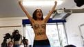 Halfnaakte activiste verrast Berlusconi