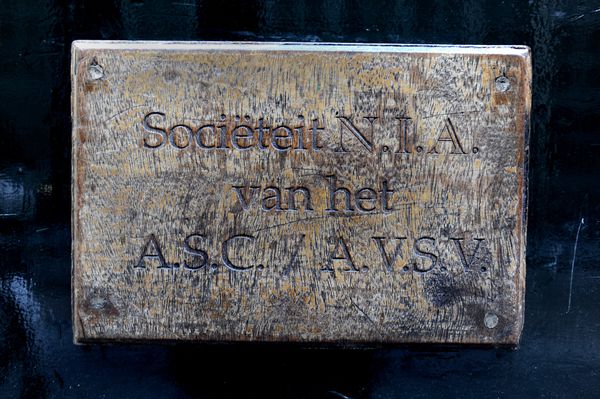 Een plakkaat aan het gebouw van de Amsterdamse studentenvereniging