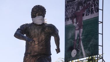Standbeeld Maradona in Buenos Aires heeft mondkapje