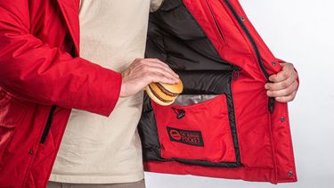 Chris, Henk en Joost bedachten 'The Burger Jacket': 'Om je burgers in warm te houden'