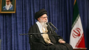 epa11812736 A handout photo made available by the Iranian supreme leader office shows, Iranian supreme leader Ayatollah Ali Khamenei speaks to the crowd during a ceremony in Tehran, Iran, 08 January 2025. According to Irna news agency, Khamenei said in his speech that the US has did many miscalculation about Iran in so many years.  EPA/IRANIAN SUPREME LEADER OFFICE / HANDOUT HANDOUT EDITORIAL USE ONLY/NO SALES