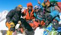 Zwerfhond beklimt als eerste hond Himalaya-bergtop