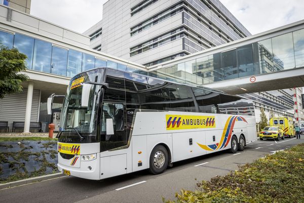 Een foto van een speciale bus die coronapatiënten vervoert