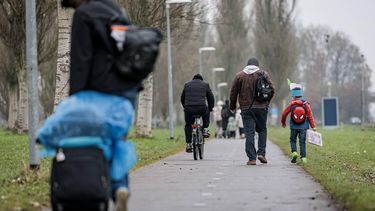 TER APEL - Personen bij het aanmeldcentrum in Ter Apel. Hier wordt de eerste opvang van asielzoekers geregeld, een verblijfsstatus beoordeeld en worden reguliere asielzoekers in het asielzoekerscentrum gehuisvest. ANP EMIEL MUIJDERMAN