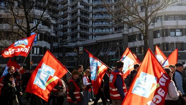DEN HAAG - Rijksambtenaren lopen langs de Tweede Kamer tijdens een 24-uursstaking op de Haagse Koekamp tijdens een landelijke actiedag om een loonsverhoging af te dwingen. LINA SELG / ANP