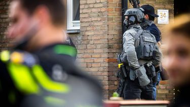 NEDERASSELT - De Dienst Speciale Interventies van de politie doet een inval in een leegstaande woning in het Gelderse Nederasselt na een schietincident. Een persoon is overleden en twee politieagenten raakten gewond. ROB ENGELAAR / ANP