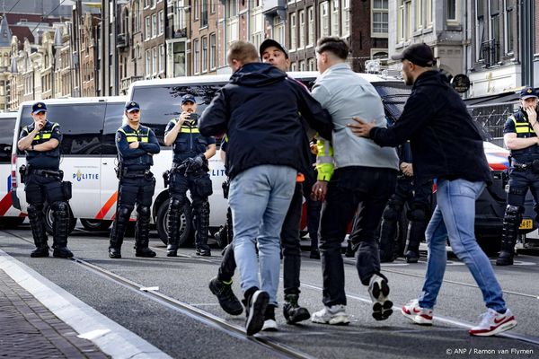 AMSTERDAM - De politie arresteert een demonstrant die deelnam aan een pro-Palestijnse demonstratie op het Damrak, ter hoogte van de Oudebrugsteeg. Sinds de aanval op 7 oktober 2023 van Hamas op Israël is het oorlog in de Gazastrook. ANP RAMON VAN FLYMEN