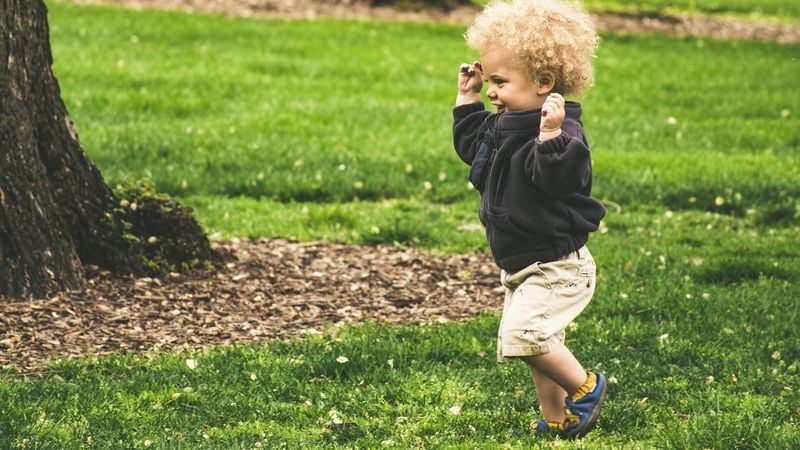 Grootschalig onderzoek ontdekt waarom sommige kinderen eerder lopen dan anderen