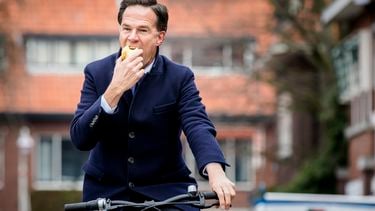 Mark Rutte, fiets, premier, appel eten