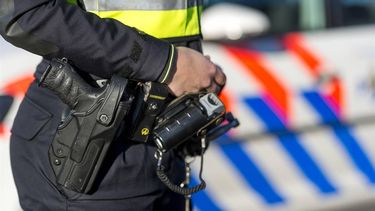 2014-11-24 11:12:44 AMSTERDAM - Een Amsterdamse politieman in zijn nieuwe uniform. Ruim 3200 agenten in Aalsmeer, Amstelveen, Amsterdam, Diemen, Ouder Amstel en Uithoorn krijgen het nieuwe uniform. ANP LEX VAN LIESHOUT