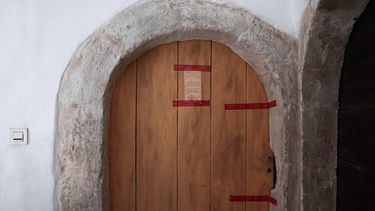 This photograph shows the French police seals affixed to the door of an appartment  in Orange, southern France, on July 28, 2026, after the bodies of five deceased infants were discovered. Five bodies of dead babies have been found at a couple’s home in Orange (Vaucluse), according to multiple sources on July 28, 2026. According to a source close to the investigation, French police discovered the remains of newborns at the home of a couple, the wife of whom had given birth to a healthy baby on July 27, 2026. Investigators discovered the bodies in cardboard boxes, according to the same source.
Thibaud MORITZ / AFP