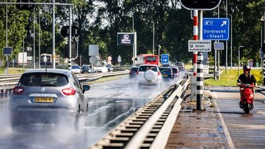 DORDRECHT - De Wantijbrug wordt gekoeld met water slangen. In het hele land geldt de waarschuwing code rood vanwege extreme hitte. JEFFREY GROENEWEG / ANP