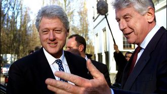 Clinton: 'Leiderschap van Kok is voorbeeld voor nu'