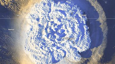 Satellietbeeld van de vulkaanuitbarsting bij Tonga.