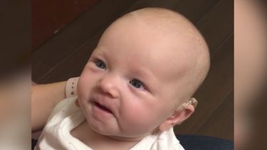 Virals: Dove baby hoort voor het eerst haar moeder
