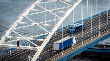 GORINCHEM - Dronefoto van vrachtwagens op de Merwedebrug, ondanks een verbod op vrachtverkeer. Een controle wees uit dat de brug verzwakt is en Rijkswaterstaat doet 