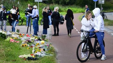 AMSTERDAM -  Talloze mensen, onder wie ook Ajax-fans, leggen bloemen neer langs de Holterbergweg voor de in Amsterdam omgebrachte Lisa (17) uit Abcoude. Het meisje werd na een avond stappen om de hoek bij Ajax' trainingscomplex De Toekomst om het leven gebracht. Een 22-jarige verdachte is aangehouden. ANP OLAF KRAAK