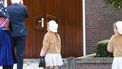 Op deze foto zijn bezoekers van de kerk in Staphorst te zien, ze lopen richting de ingang.