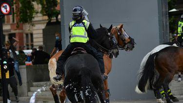Politie te paard bij het beeld van Churchill in Londen.