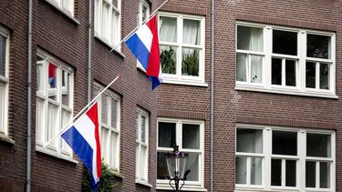 AMSTERDAM - Nederlandse vlaggen hangen halfstok in de Westzaanstraat voor Dodenherdenking. Tijdens de Nationale Dodenherdenking worden in Nederland de slachtoffers herdacht van de Tweede Wereldoorlog en oorlogssituaties en vredesmissies daarna. RAMON VAN FLYMEN / ANP