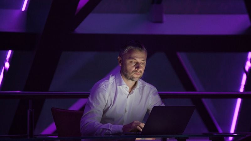 man werkt door tot diep in de nacht