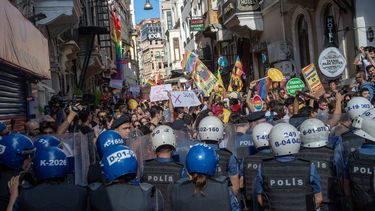 Verboden Gay Pride in Istanbul door politie afgekapt