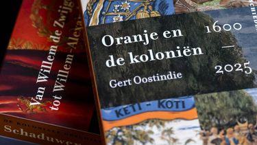 LEIDEN - Het boek Oranje en de Koloniën van historicus en hoofdonderzoeker Gert Oostindie, voorafgaand aan de presentatie van in totaal vijf boeken. Ongeveer zestig onderzoekers hebben gewerkt aan een onafhankelijk onderzoek naar de rol van het Huis Oranje-Nassau in de koloniale geschiedenis van Nederland. REMKO DE WAAL / ANP