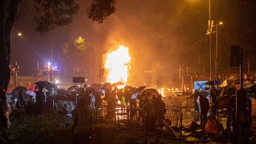 Bij de ingang van de Polytechnische Universiteit woedde een grote brand die waarschijnlijk door de demonstranten was aangestoken om te voorkomen dat de politie het gebouw kon bestormen. / ANP 