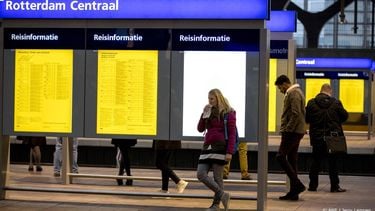 ROTTERDAM - Reizigers tijdens de avondspits op station Rotterdam Centraal een aantal dagen nadat de nieuwe dienstregeling van de NS van start is gegaan. ANP JERRY LAMPEN