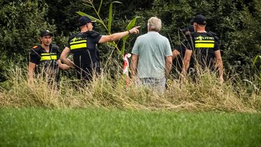 NEDERASSELT - Het team Forensisch Technisch Onderzoek van de politie doet onderzoek in een weiland een dag na het schietincident in het Gelderse Overasselt. Bij het incident kwam een 51-jarige man uit Wijchen om het leven en raakten twee agenten gewond. ROB ENGELAAR / ANP