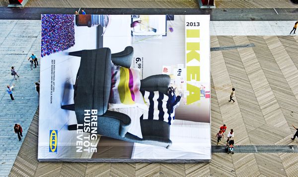 Een foto van een reusachtige IKEA catalogus in het centrum van Rotterdam