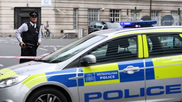 Politie opent vuur op auto bij ambassade in Londen
