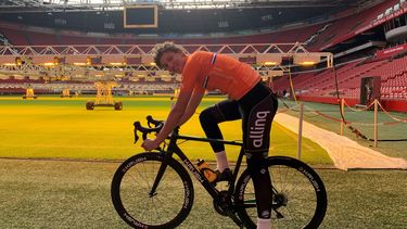 Wielrenner Bas fietst ‘even’ langs alle Eredivisiestadions