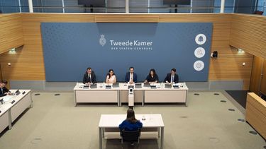 DEN HAAG – Nienke Luijckx tijdens de openbare verhoren van de parlementaire enquêtecommissie over het coronabeleid. Luijckx was tijdens de coronaperiode was voorzitter van het Landelijk Aktie Komitee Scholieren (LAKS). JEROEN JUMELET / ANP
