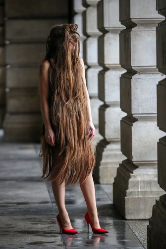 Vrouw loopt rond in een haarjurk