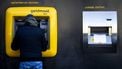 ROTTERDAM - Een pinautomaat en een geldstortautomaat van Geldmaat. Banken heropenden verspreid over het land veertig geldstortautomaten voor ondernemers. De automaten worden uit veiligheidsoverwegingen gedurende de openingstijden permanent bewaakt en iedere dag geleegd. ANP SEM VAN DER WAL