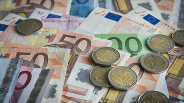 DEN HAAG - Eurobankbiljetten en munten. ANP  LEX VAN LIESHOUT