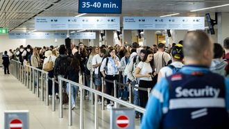 SCHIPHOL - Reizigers in de rij tijdens een werkonderbreking van beveiligers op de luchthaven Schiphol. In totaal leggen beveiligers over twee dagen het werk acht keer een kwartier neer. REMKO DE WAAL / ANP