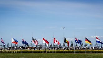 Vlaggen hangen halfstok op de dag van de onthulling van het Nationaal Monument MH17.