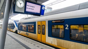 UTRECHT - Reisinformatie op station Utrecht Centraal. De NS roept reizigers op hun treinreis uit te stellen in verband met een technische storing. Er rijden hierdoor geen treinen. ANP JEROEN JUMELET