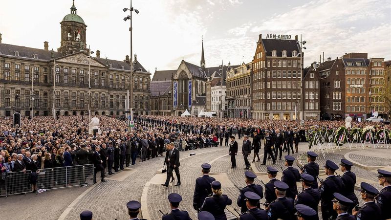 AMSTERDAM - Koning Willem-Alexander en koningin Maxima openen het defile tijdens de Nationale Dodenherdenking op de Dam. ANP REMKO DE WAAL