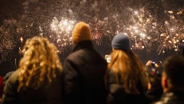 SCHEVENINGEN - Mensen kijken naar het jaarlijkse vreugdevuur op het Scheveningse Noorderstrand. De houtstapels op het Haagse strand werden traditiegetrouw tijdens de jaarwisseling in brand gestoken. LINA SELG / ANP