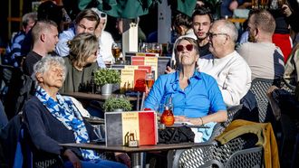DEN HAAG - Mensen op het terras op het Plein. Het is de eerste officiële lentedag, nadat in De Bilt 15 graden is gemeten. ROBIN UTRECHT / ANP