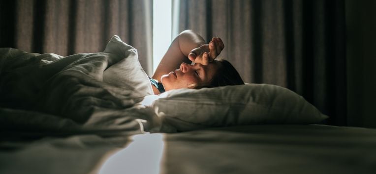Uren wakker liggen: dit is waarom je op een vreemde plek slecht slaapt